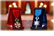 Croix de l'Ordre de la Légion d'Honneur de couleur rouge / croix de l'Ordre national du Mérite de couleur bleue.