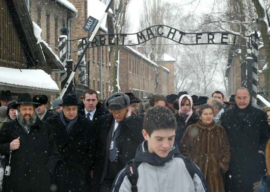 Le Président arrive au camp d'Auschwitz accompagné de Mme. Simone Veil. 