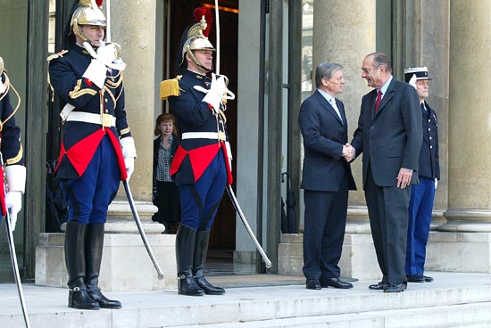 Le Président de la République, M.Jacques CHIRAC, raccompagne le chancelier autrichien M.Wolfgang SCHUESSEL.