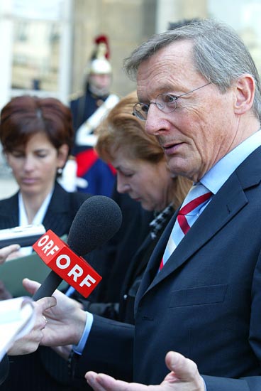 Le chancelier autrichien M.Wolfgang SCHUESSEL s'adresse à la presse à l'issue de l'entretien avec M.Jacques CHIRAC.