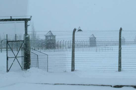 Le camp d'Auschwitz-Birkenau sous la neige.