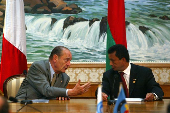 Conférence de Presse conjoint: le président de la République, M. Jacques CHIRAC et M. Marc RAVALOMANANA, Président de Madagascar.