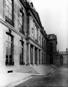 Illustration : 1947 - Façade du Palais de l'Elysée après les travaux.