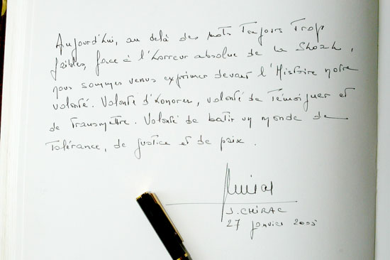 Le Président de la République, M.Jacques CHIRAC, signe le livre d'or.