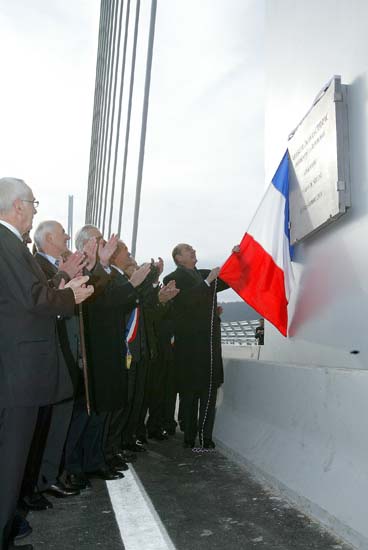 Inauguration du viaduc de Millau - dévoilement de la plaque inaugurale