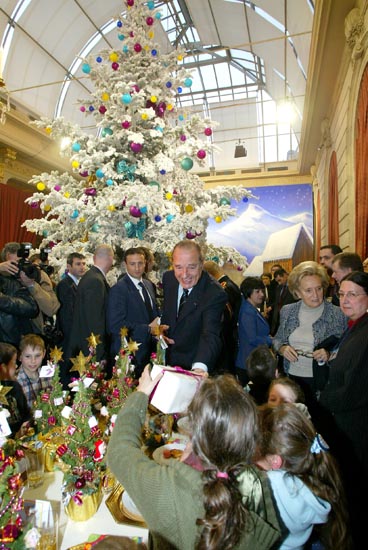 Le Président Jacques CHIRAC remet leur cadeau aux enfants
