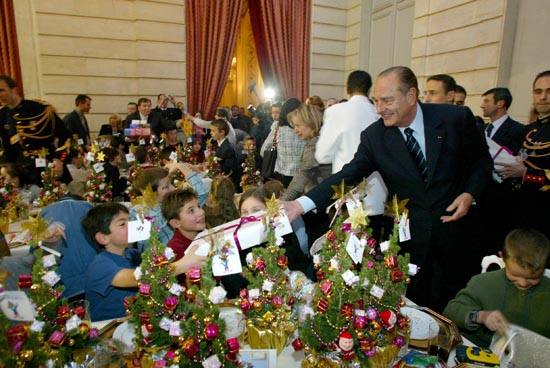 Le Président Jacques CHIRAC remet leur cadeau aux enfants