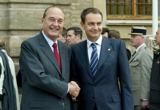 PoignÃ©e de main entre le PrÃ©sident de la RÃ©publique, M.Jacques CHIRAC et M. JosÃ© Luis ZAPATERO, PrÃ©sident du gouvernement du Ro ...