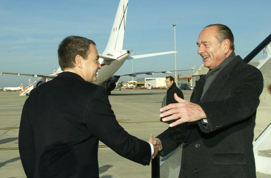 Sommet franco-espagnol - accueil du Président de la République par M. Jose Luis Zapatero, Président du gouvernement espagnol (aéroport)
