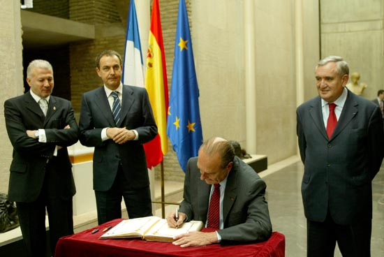 Sommet franco-espagnol - signature du Livre d'or au palais de l'Afjaferia (Assemblée régionale d'Aragon)
