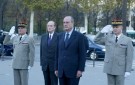 Photo : dépot de gerbe au pied de la statue du Général de Gaulle