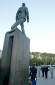 Photo : dépot de gerbe au pied de la statue du Général de Gaulle