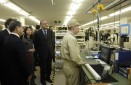 Photo 5 : Le Président de la République, M.Jacques CHIRAC, visite l'usine Digital Electronics (Groupe Schneider Electric).