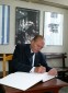 Photo : Le Président de la République, M.Jacques CHIRAC, signe le livre d'or.