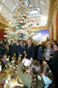 Photo 16 : Le Président Jacques CHIRAC remet leur cadeau aux enfants
