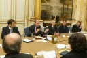 Photo : Le Président et les participants autour de la table de la réunion de travail sur la consommation et les droits des consommateurs