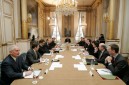 Photo : Le Président et les participants autour de la table de la réunion de travail sur la consommation et les droits des consommateurs