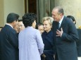 Photo 7 : Le PrÃ©sident de la RÃ©publique et Mme Jacques Chirac saluent le PrÃ©sident de la RÃ©publique de CorÃ©e et son Ã©pouse avan ...