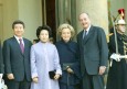 Photo 8 : Le PrÃ©sident de la RÃ©publique et Mme Jacques Chirac saluent le PrÃ©sident de la RÃ©publique de CorÃ©e et son Ã©pouse avan ...