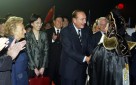 Photo 2 : Accueil du Président de la République et de Mme Jacques CHIRAC à l'aéroport de Chengdu