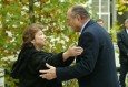 Photo : Le Président de la République, M. Jacques CHIRAC, salue la déléguée générale de la Palestine en France, Mme. Leïla Chahid,