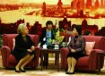 Photo 7 : Entretien de Mme Jacques Chirac avec Mme LIU Yongqing épouse du Président de la République populaire de Chine