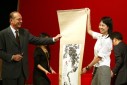Photo 7 : Peinture offerte au Président de la République par les étudiants de l'Université de Tongji