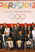 Photo : Cérémonie de remise de décorations aux athlètes paralympiques médaillés à Athènes - photo de famille