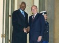 Photo : Le Président de la République accueille M. Abdou Diouf, secrétaire général de l'Organisation internationale de la Francophonie (perron)