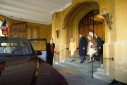 Photo 7 : Le PrÃ©sident de la RÃ©publique et Mme Jacques Chirac prennent congÃ© de Sa MajestÃ© la reine Elizabeth II et de Son Altesse Ro ...