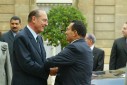 Photo : Le Président de la République raccompagne M. Hosni Moubarak, Président de la République arabe d'Egypte à l'issue de leur entretien (cour d'honneur)