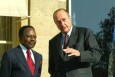 Photo : Entretien informel du Président de la République et de M. Omar Bongo (terrasse)