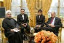 Photo 1 : M.Jacques CHIRAC et le Dr Hassan ROHANI, SecrÃ©taire gÃ©nÃ©ral du Conseil suprÃªme de sÃ©curitÃ© nationale d'Iran lors de ...