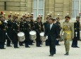 Photo 1 : Arrivée du général Pervez Musharraf, Président de la République Islamique du Pakistan - honneurs militaires (cour d'honneur)