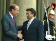 Photo 3 : Le PrÃ©sident de la RÃ©publique, M.Jacques Chirac, accueille le gÃ©nÃ©ral Pervez Musharraf, PrÃ©sident de la RÃ©publique Is ...