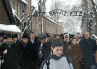 Le Président arrive au camp d’Auschwitz accompagné de Mme. Simone Veil. 