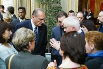 Photo 1 : M.Jacques CHIRAC s'entretient avec des invitÃ©s à l'occasion de son discours sur la politique en faveur des personnes handi ...