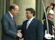 Photo : Le Président de la République, M.Jacques Chirac, accueille le général Pervez Musharraf, Président de la République Islamique du Pakistan (perron)