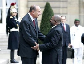 Le Président de la République accueille M. Assoumani Azali, Président de l'Union des Comores (perron).
