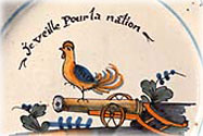 Illustration : Le coq sur un canon avec l'inscription : Je veille pour la Nation. DÃ©cor au pinceau sur assiette en faÃ¯ence de Nevers. Ep ...