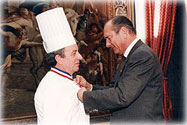 Photo 3 : Le PrÃ©sident Jacques Chirac, remet les insignes de chevalier de la LÃ©gion d'Honneur à M. JÃ¶el Normand, chef de cuisine ...