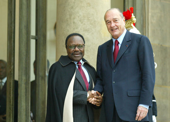 Le Président de la République accueille M. Omar Bongo, Président de la République du Gabon (perron)