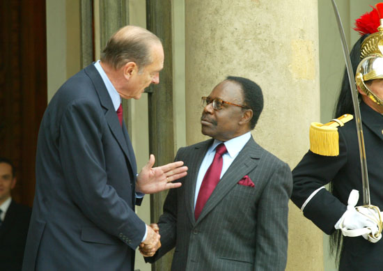 Le Président de la République raccompagne M. Omar Bongo, à l'issue de leur entretien (perron)