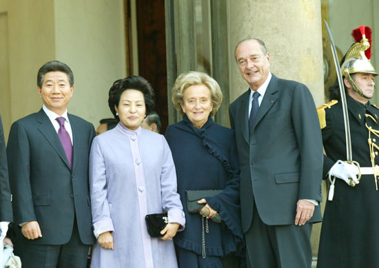 Le PrÃ©sident de la RÃ©publique et Mme Jacques Chirac saluent le PrÃ©sident de la RÃ©publique de CorÃ©e et son Ã©pouse avant leur d ...