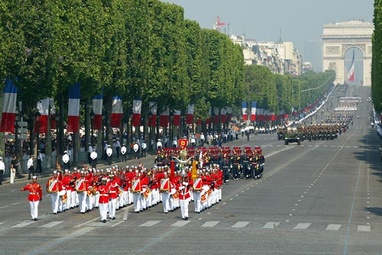 Défilé sur les Champs Elysées.