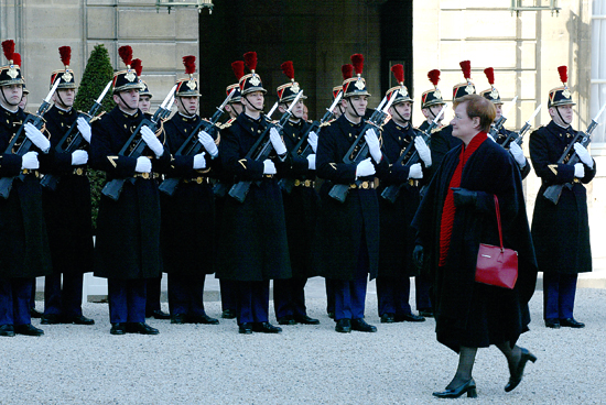 Arrivée de Mme Tarja Halonen, Présidente de la République de Finlande (cour d'honneur)