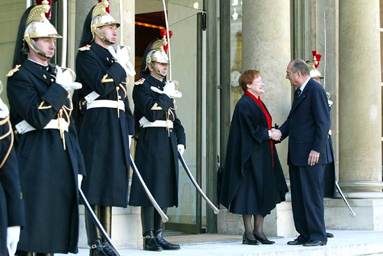 Le Président de la République accueille Mme Tarja Halonen, Présidente de la République de Finlande (perron)