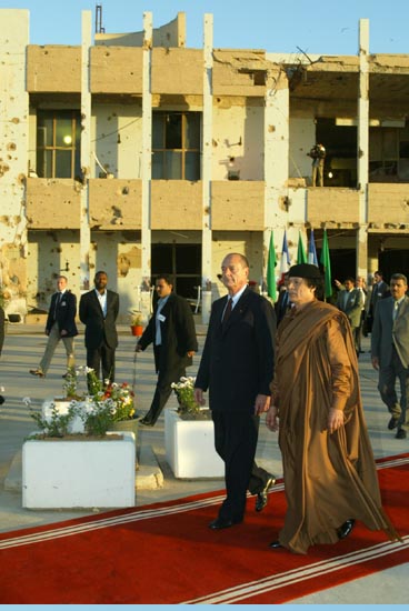 Visite officielle en Libye - accueil du Président de la République par M. Muammar Qaddafi