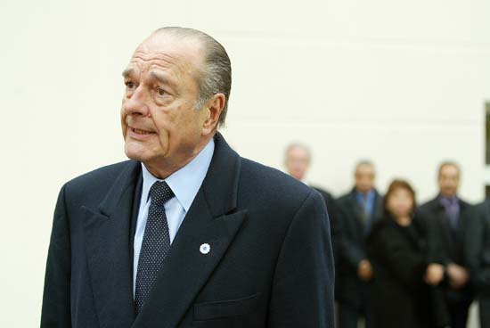 Le PrÃ©sident de la RÃ©publique, M. Jacques CHIRAC, fait une dÃ©claration à la presse aprÃ¨s avoir rendu un dernier hommage ##C3 ...