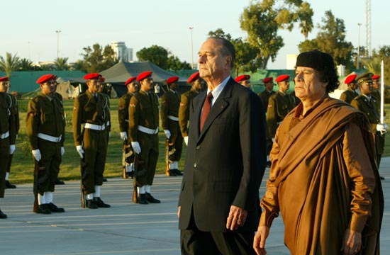 Visite officielle en Libye - accueil du Président de la République par M. Muammar Qaddafi